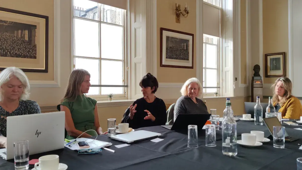 Júlia Schütz Veiga (middle) presenting her research during the SKAJ workshop. 